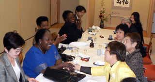 モンゲーラさんと握手する筆者　写真は「参議院国際交流課」06年10月13日