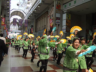 大阪府堺市から参加の「堺すずめおどり」の一行