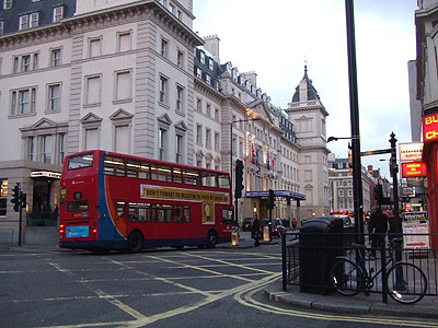 パディントン駅とロンドンバス