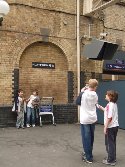 地下鉄キングス・クロス駅:ハリーポッターがここから出発したとされるプラットフォーム、いつも子どもたちの人気の場所