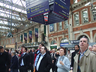 ヴィクトリア駅:プラットフォーム番号を見上げる通勤者