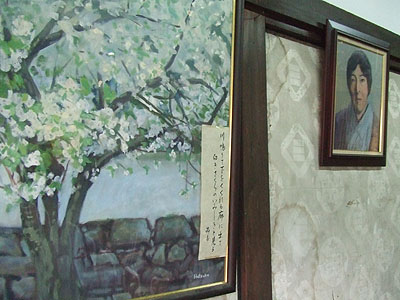 与謝野晶子肖像と大好きだったという「白桜」画