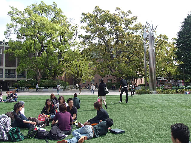 関西大学「あすかの庭」 もうすぐ4限目が始まる