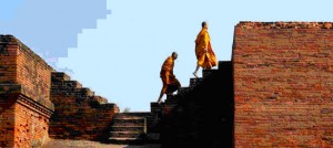 ナーランダ仏教大学を歩く僧侶