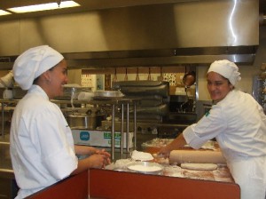 トレーニング中の学生Culinary & Service Skill training Program （ケーキクラス）