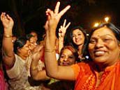 喜ぶ女性たち4月9日