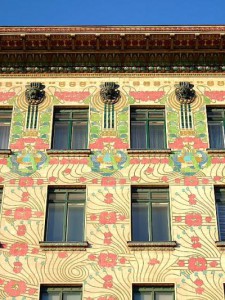 マジョリカハウス 壁面の装飾は赤いバラの木。マジョリカ焼きのタイルを使用