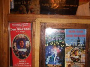 劇場入り口、今日の出し物も「ドン・ジョバンニ」