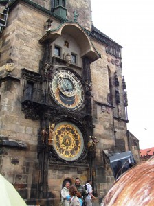 プラハ旧市街の旧市庁舎の天文時計　毎時に仕掛けが動く、上の小窓から鶏が顔を出す、集まった観光客から一斉に拍手がわく