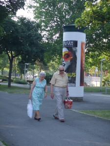 近くの保養所へ行く二人(ウィーンで)