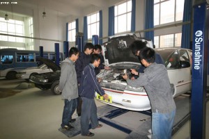 自動車修理の実習