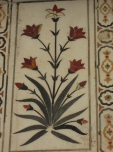 大理石に宝石を埋め込んだ装飾