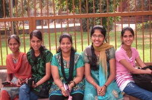 インドの若い女性たち（ニューデリー・クトゥブ・ミナールにて）