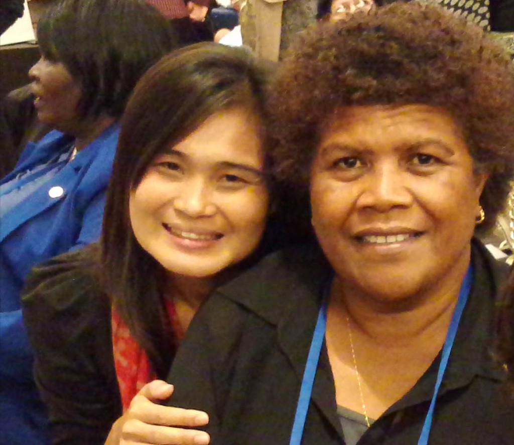 右フィージーの女性、左隣はカンボジアの女性