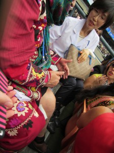 自分で鍼治療をするアフガニスタンの女性