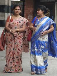 サリーは、切ったり縫ったりしていない、1枚の長方形の布を体に巻きつけて着用します。チョリというきちっとしたブラウスを着ます。