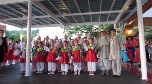 小さい踊り手たちに迎えられて