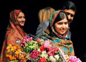 2014年10月11日 13時47分英バーミンガムで記者会見したマララ・ユスフザイさん（中央）＝AP