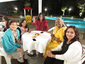 中央のVサインの女性