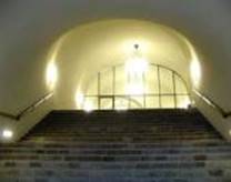 現在の文化学院　 東京御茶の水正門の「アーチ」をくぐると壮麗な階段がある