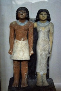 『メルスアンク夫妻立像』 古王国/第5王/前2350年頃/ギザ台地出土/石灰岩/彩色/高さ49.5cm